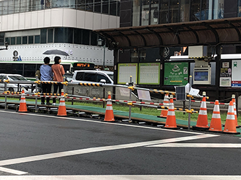 下通り側の擁壁、屋根が取り払われ、コーンが置かれ、ロープが張られている。