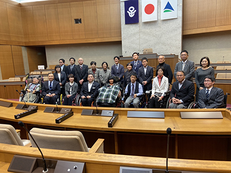 足立区議会本会議場で集合写真