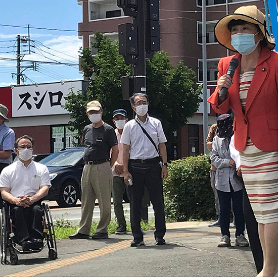 写真社民党の福島みずほ党首が来熊